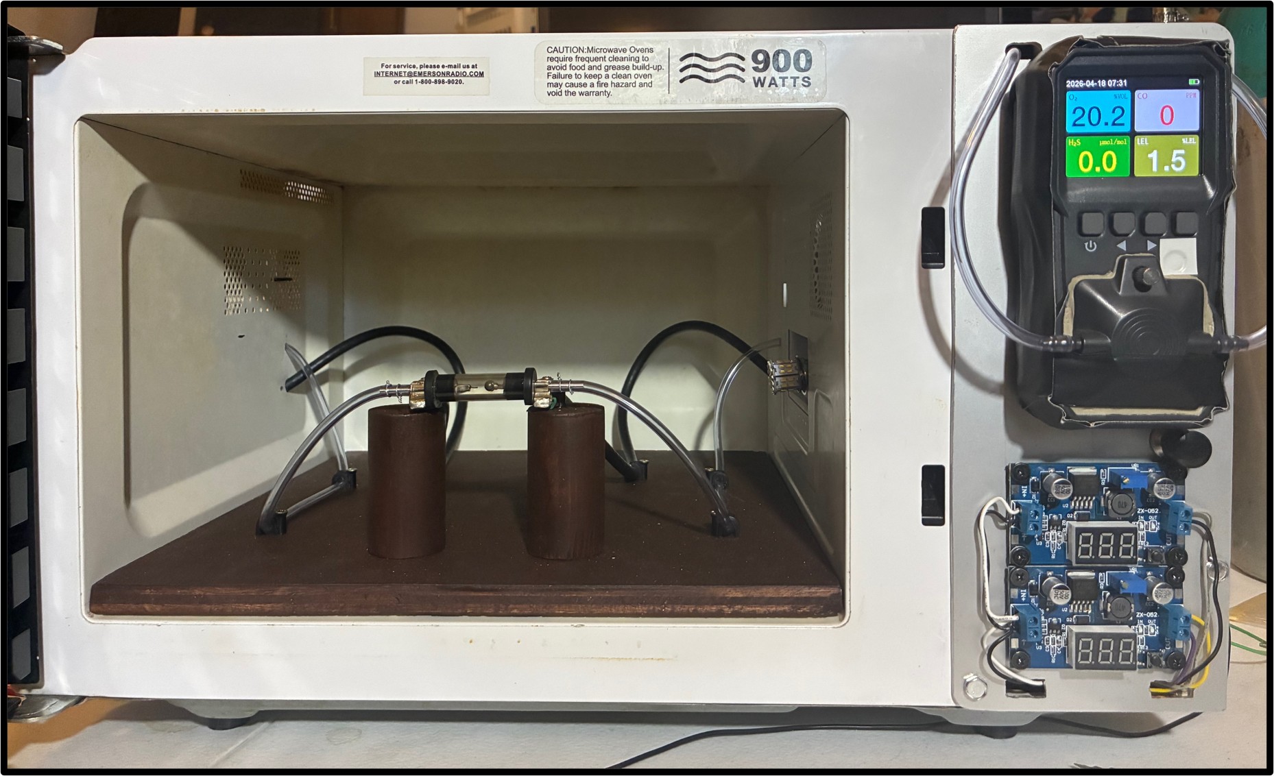 Front view of the current discharge chamber